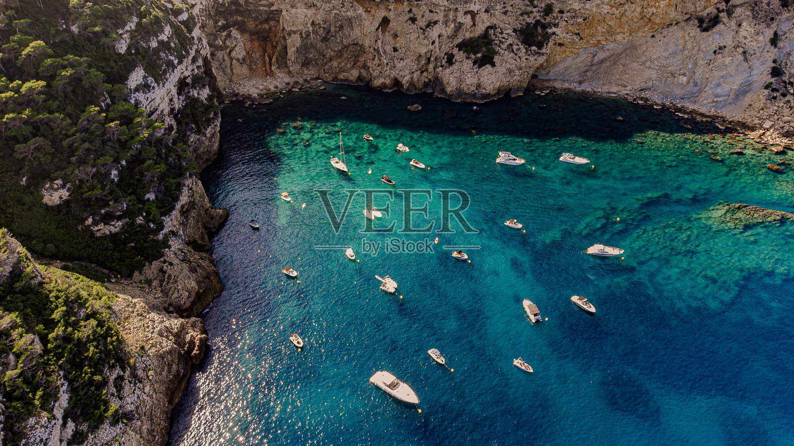 令人惊叹的科斯塔布兰卡鸟瞰图:太阳，大海和悬崖照片摄影图片