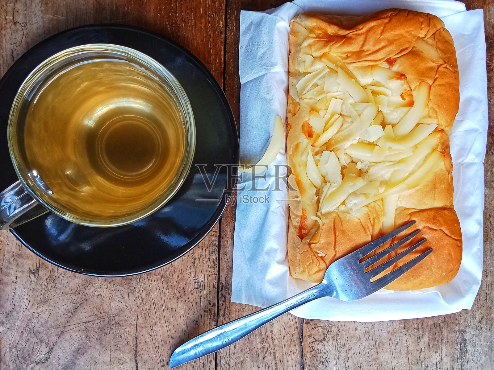 面包加磨碎的奶酪照片摄影图片