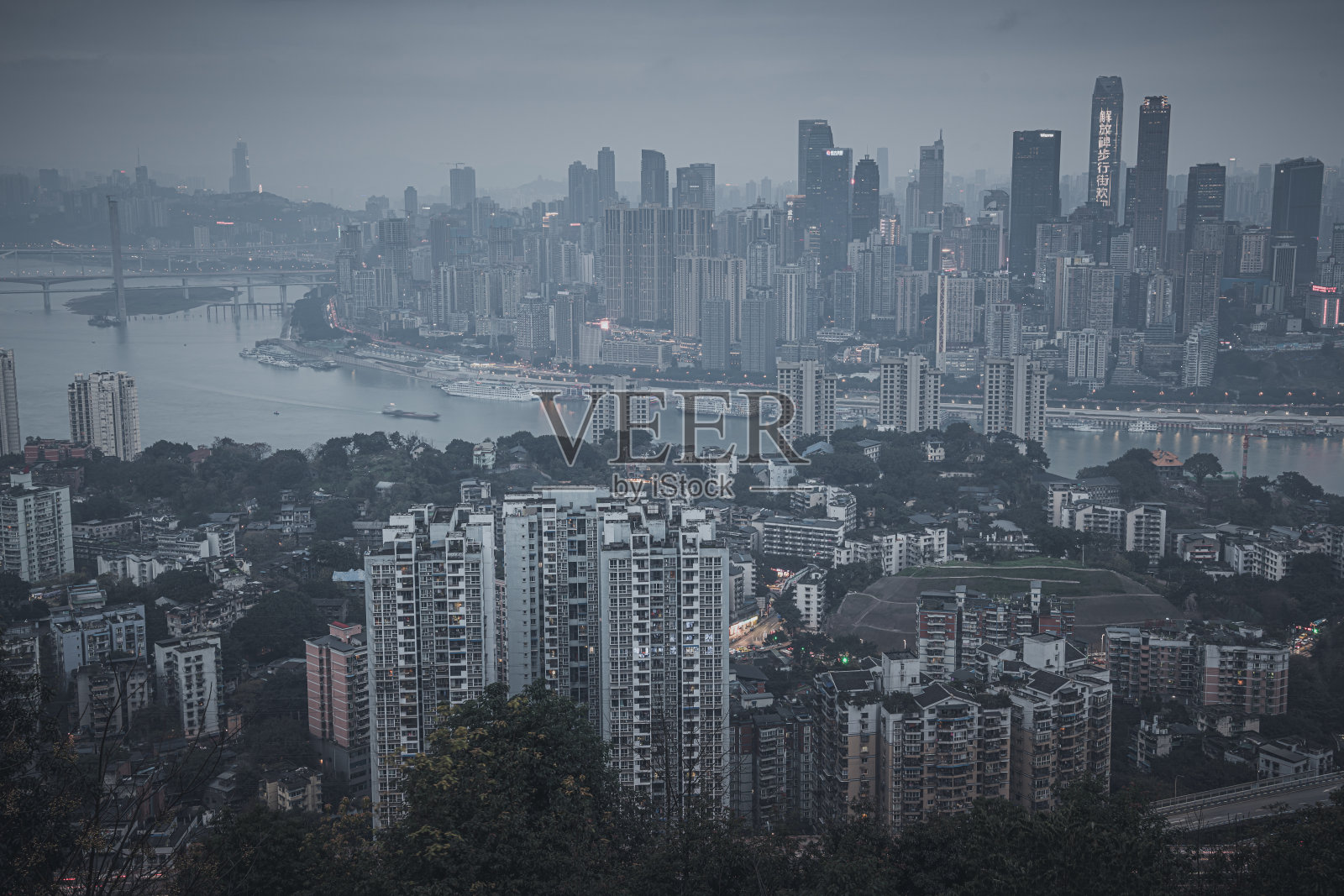 清晨的重庆天际线和河景鸟瞰图照片摄影图片