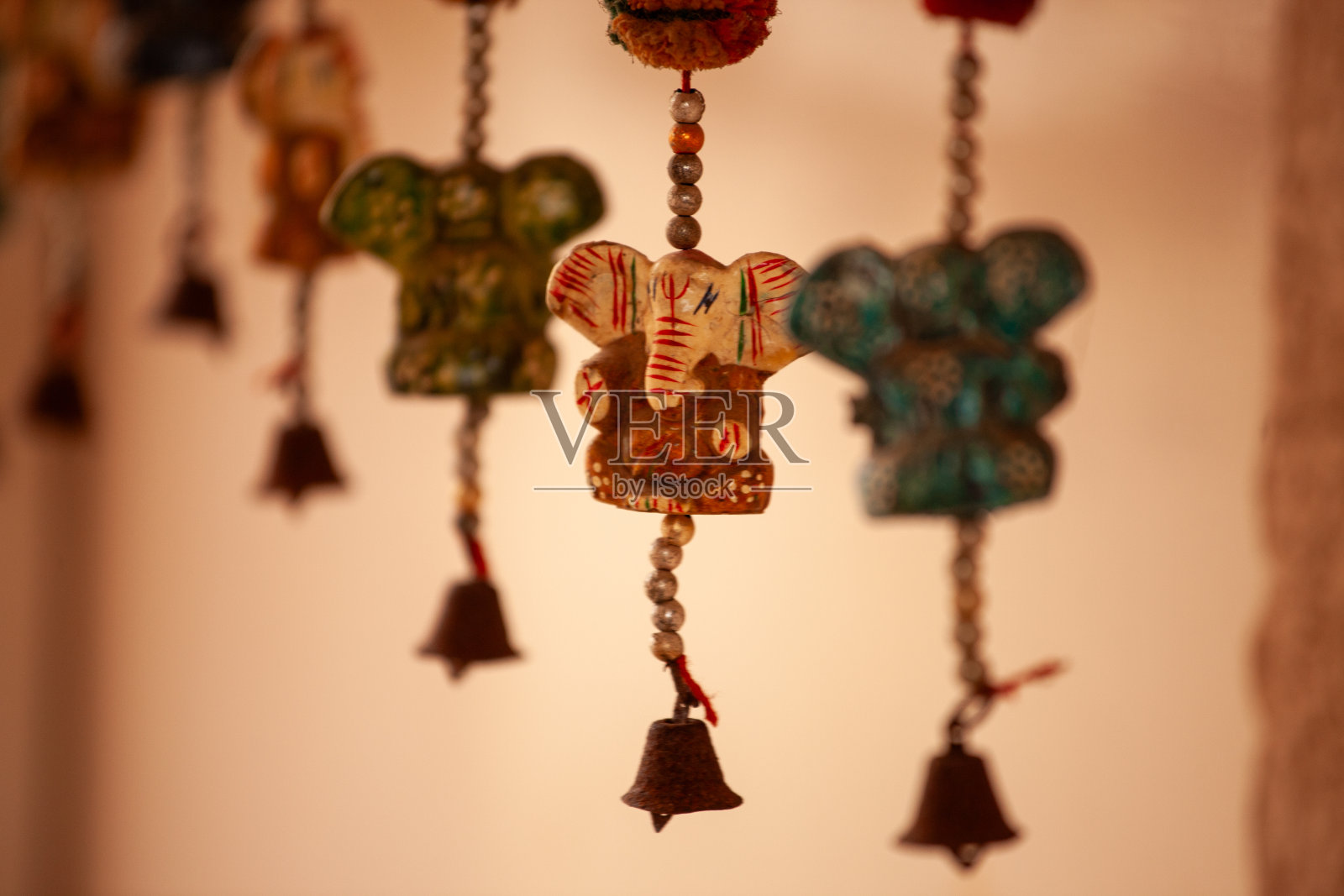 天花板上悬挂着一排铃铛照片摄影图片