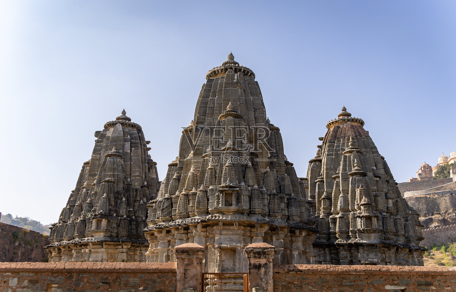 古庙圆顶独特的建筑，清晨湛蓝的天空照片摄影图片