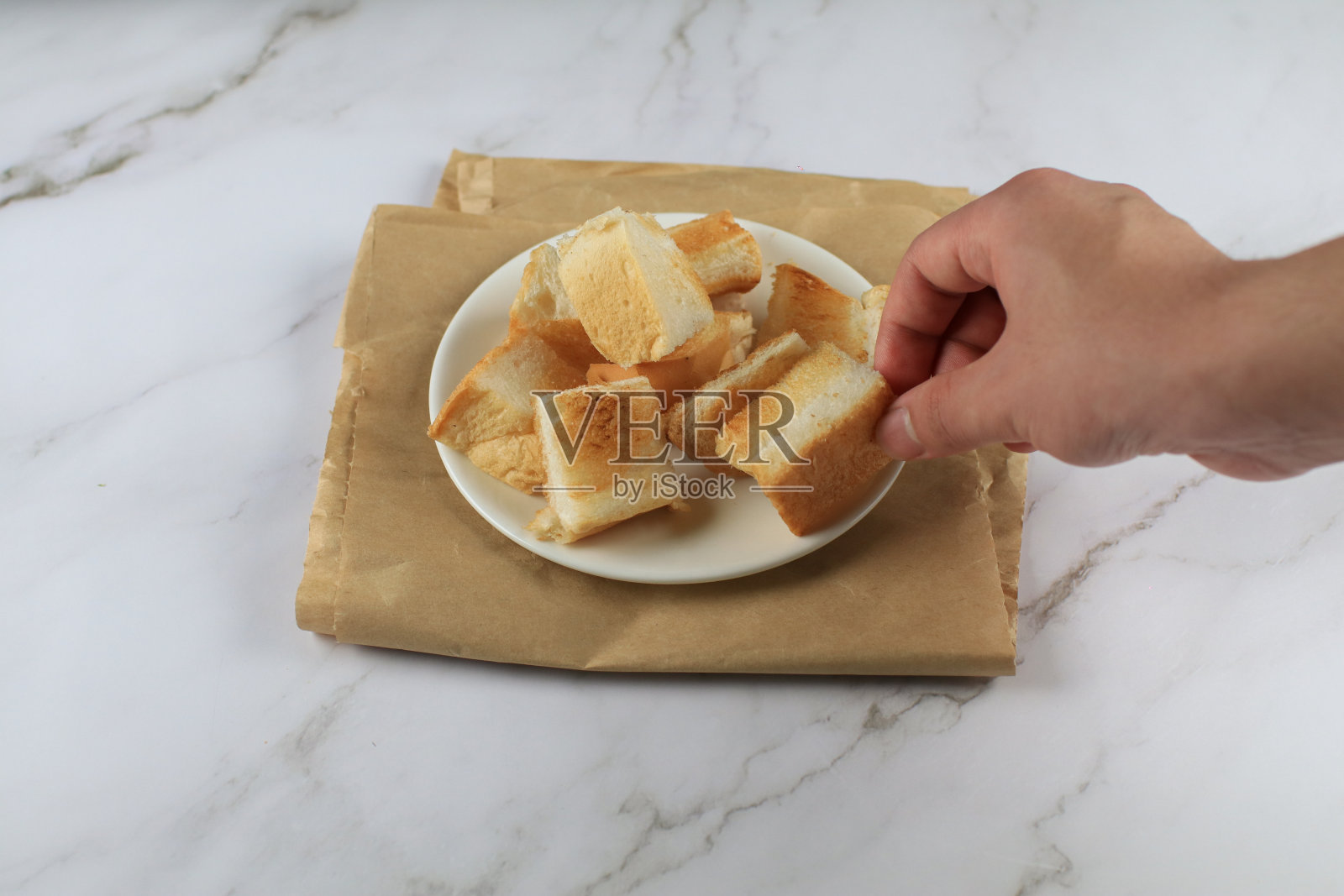 切片吐司面包白盘子在复古的背景..欧陆式早餐概念。照片摄影图片
