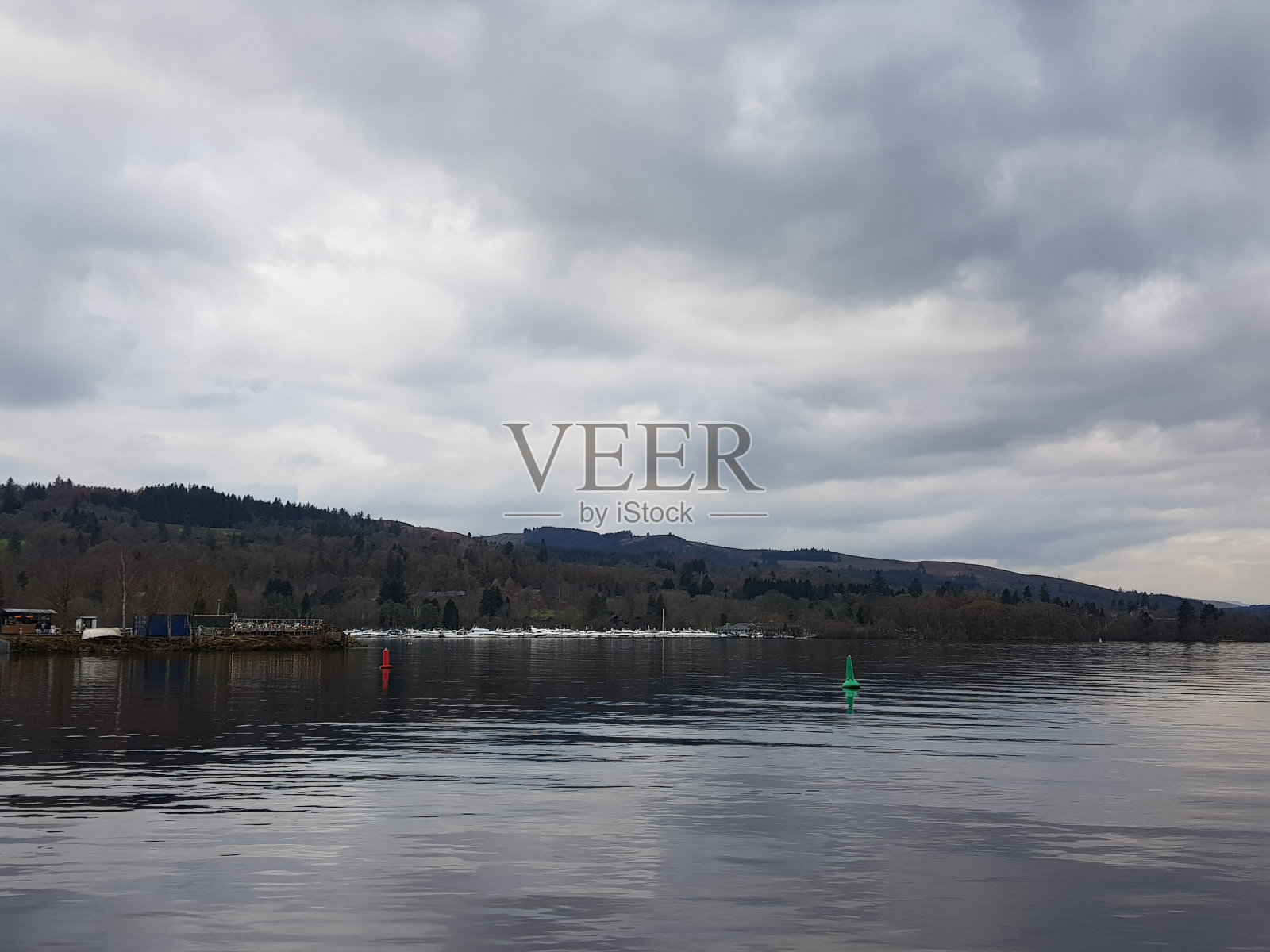 一个游艇码头在一个湖的海岸，洛蒙德湖，贝洛赫苏格兰英格兰照片摄影图片