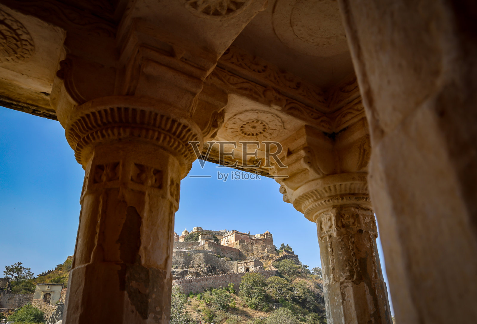清晨独特视角下的古堡遗址与明亮的蓝天照片摄影图片