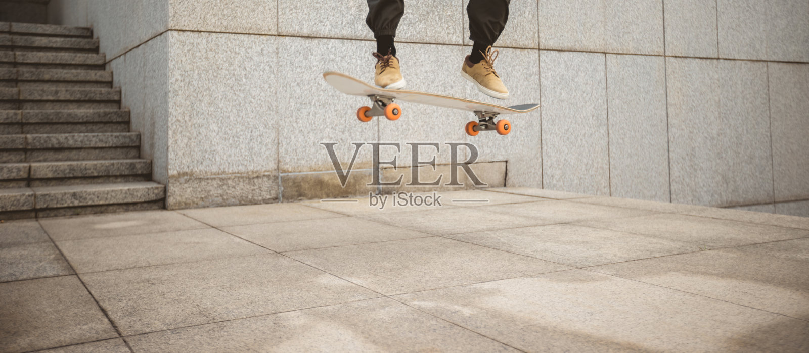 滑板爱好者在现代城市里玩滑板照片摄影图片