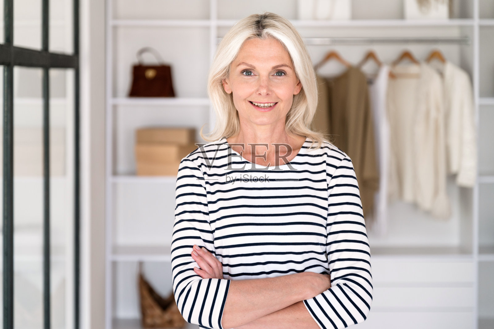 40岁的妇女穿着休闲装站在现代，打开了花园照片摄影图片