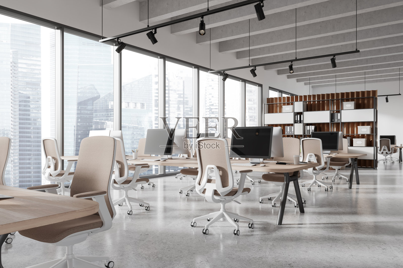 现代办公室内部与pc显示器和椅子排，窗户照片摄影图片