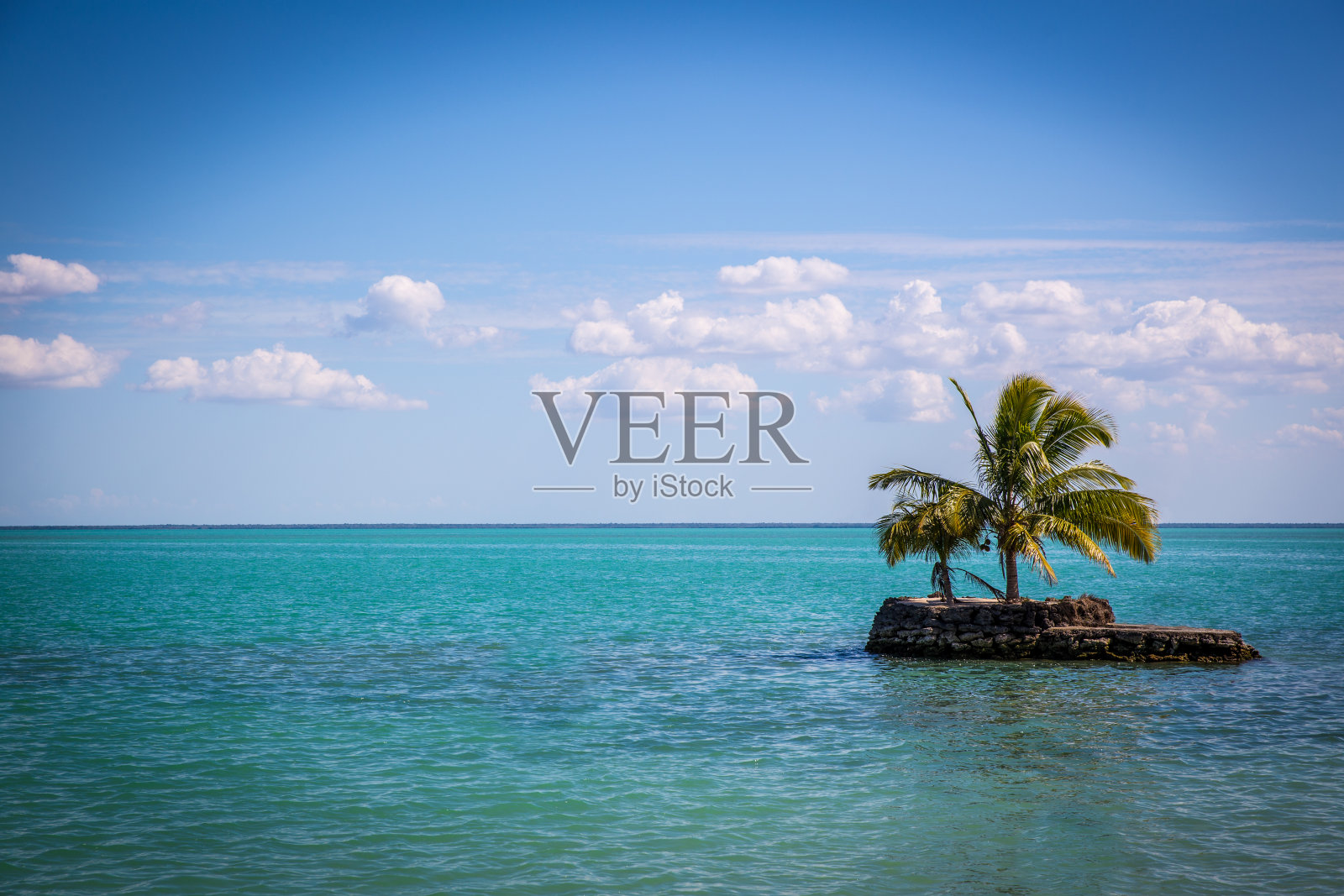 海洋上的孤岛照片摄影图片