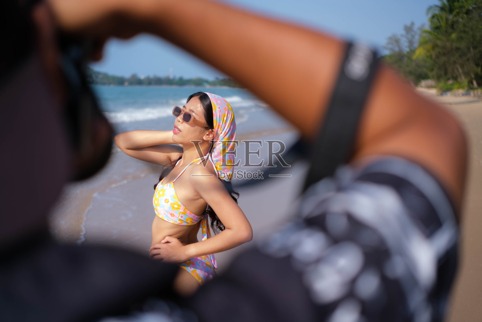 年轻的亚洲女子穿着甜美的衣服，在海边摆姿势照片摄影图片