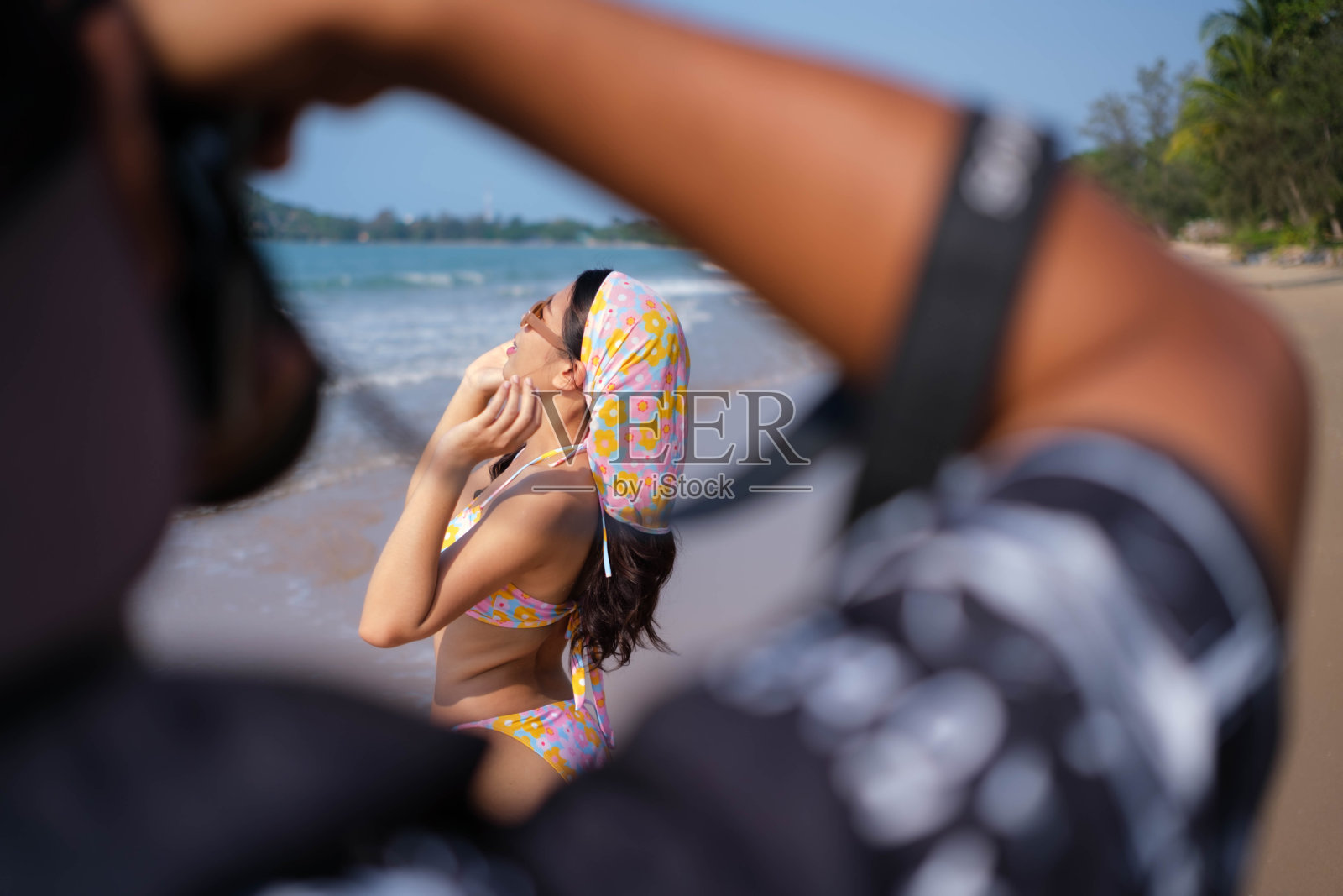 年轻的亚洲女子穿着甜美的衣服，在海边摆姿势照片摄影图片