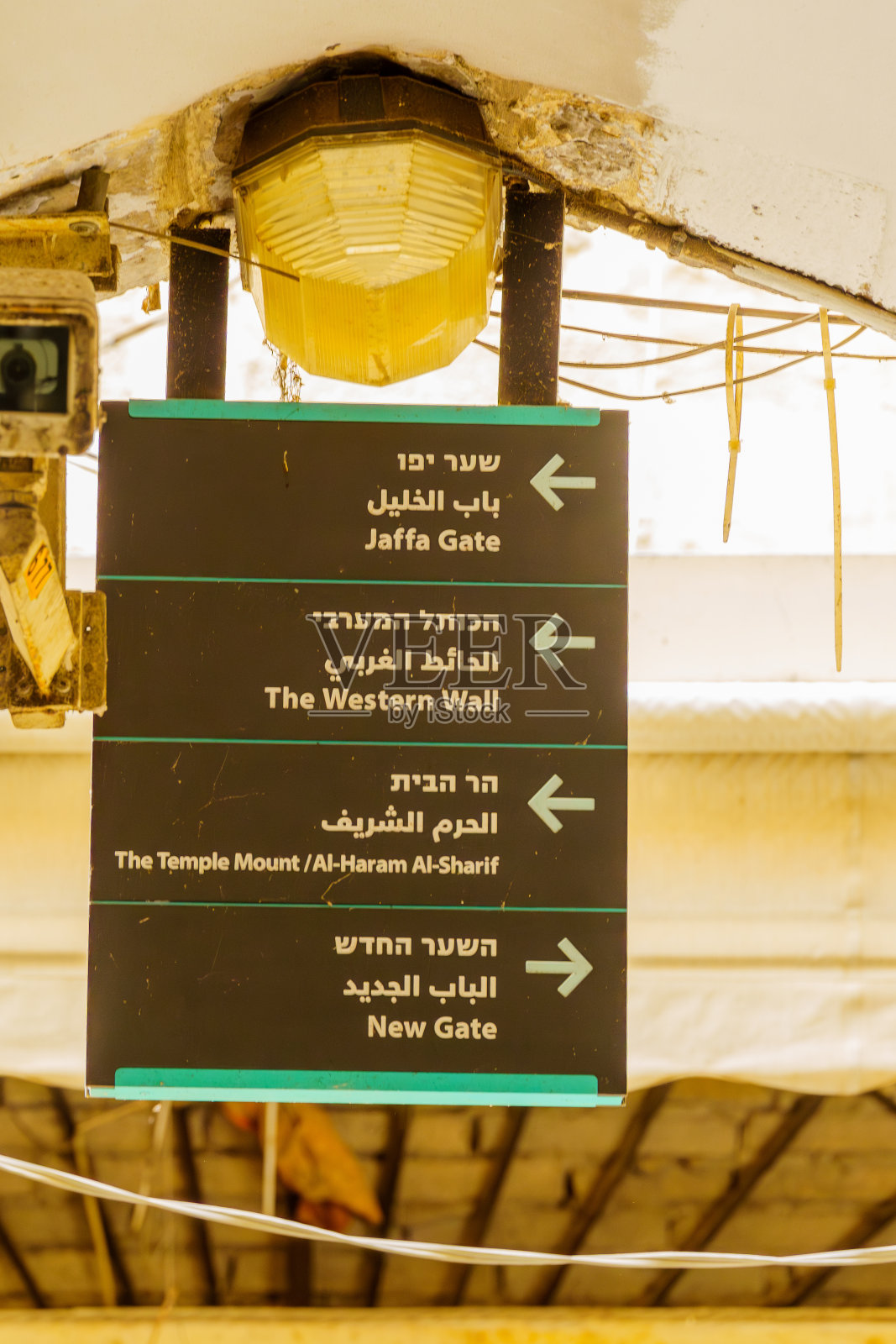 耶路撒冷老城的三语指示牌照片摄影图片