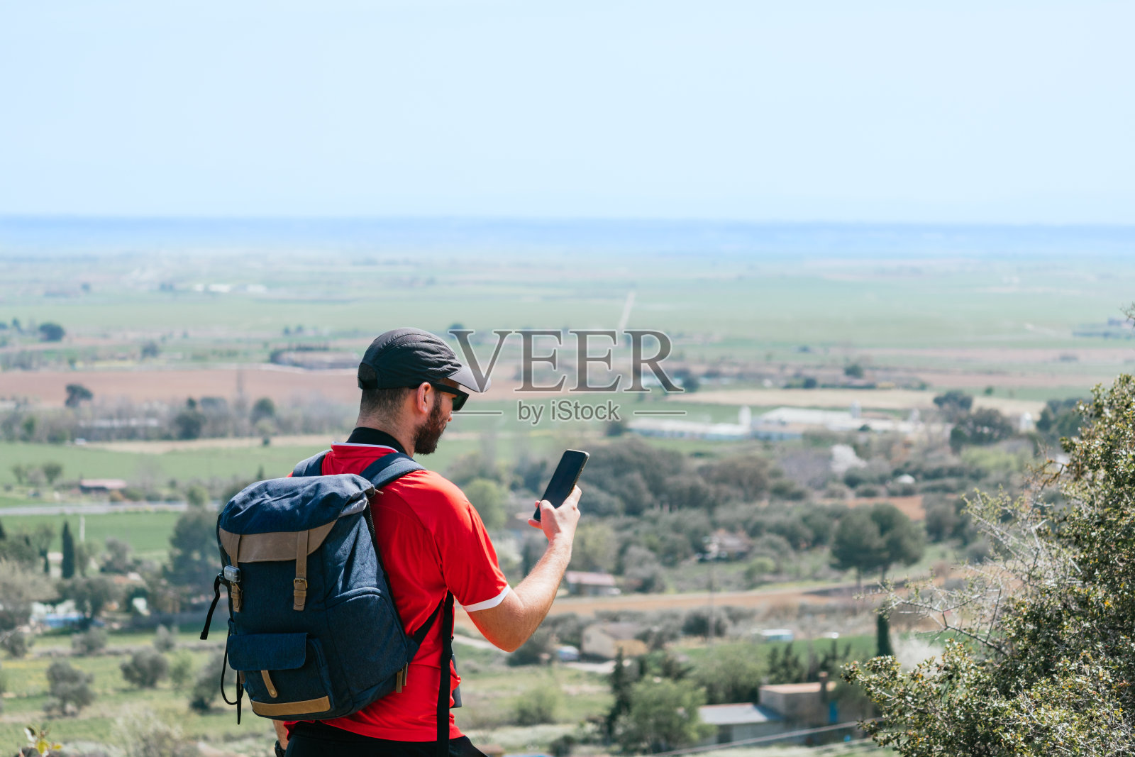 一名男子站在观景台上使用他的智能手机照片摄影图片