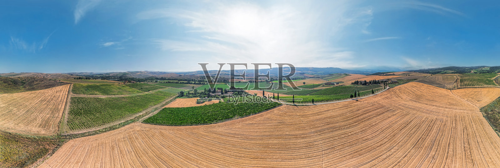 意大利，柏树道路上的托斯卡纳风景照片摄影图片