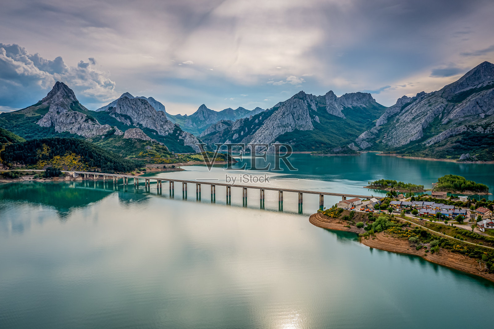 俯瞰湖Riaño, León，欧洲之角，西班牙照片摄影图片