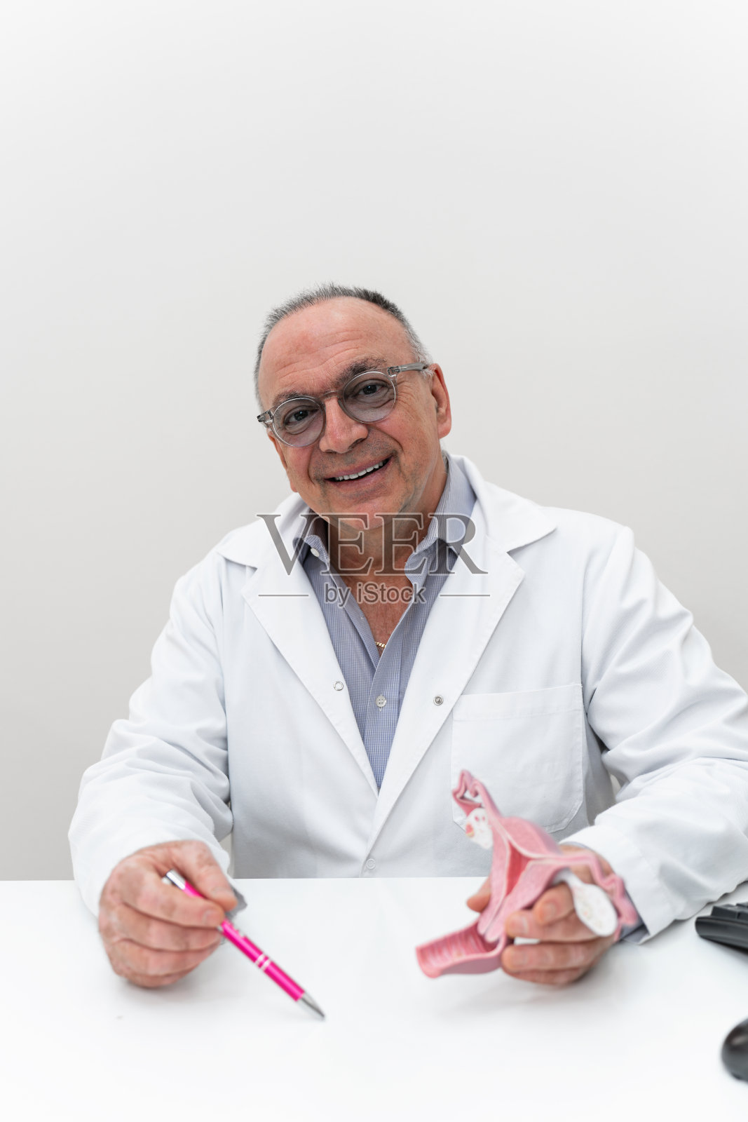 经验丰富的男医生的肖像照片摄影图片