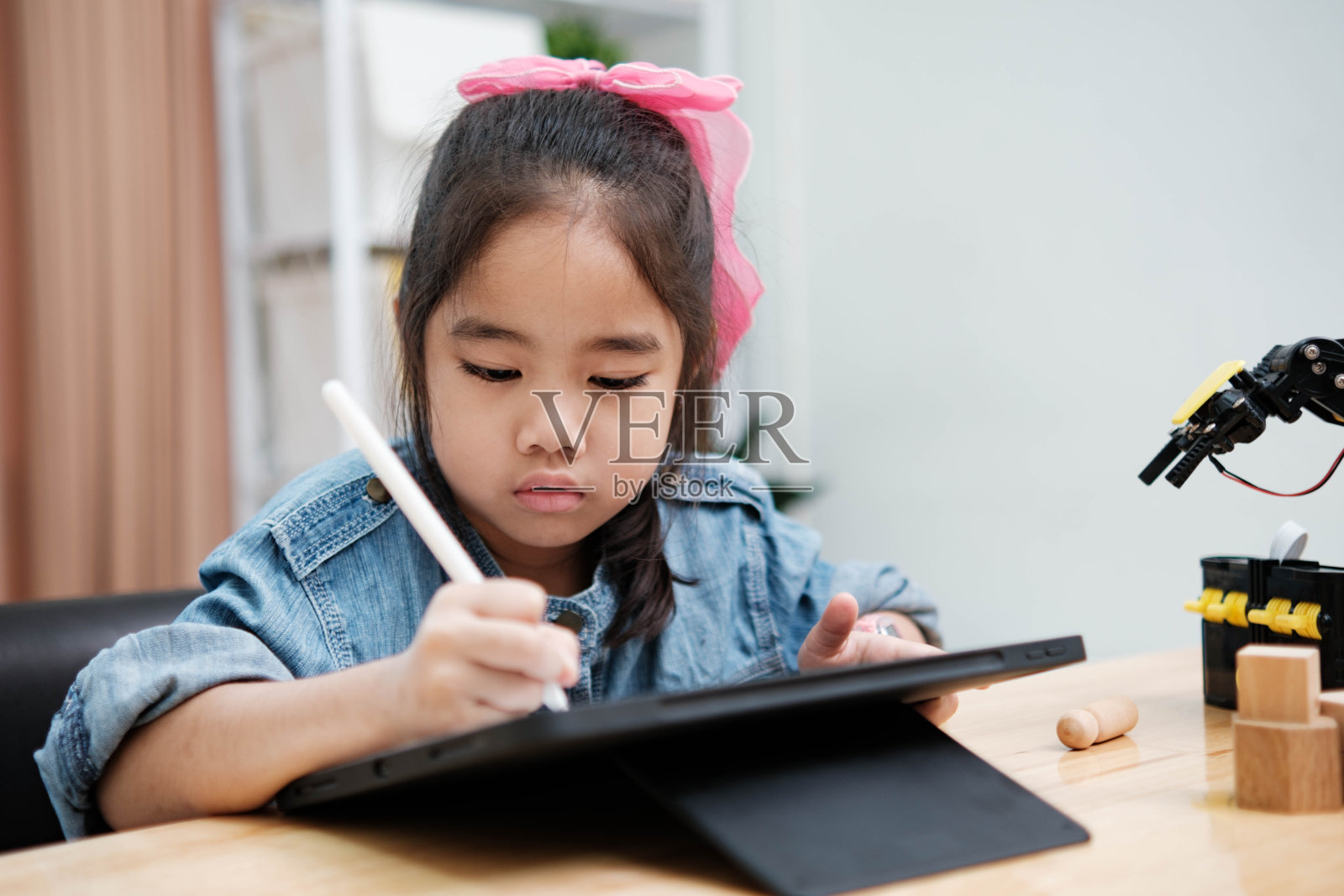 一个小女孩正在玩遥控机器人照片摄影图片