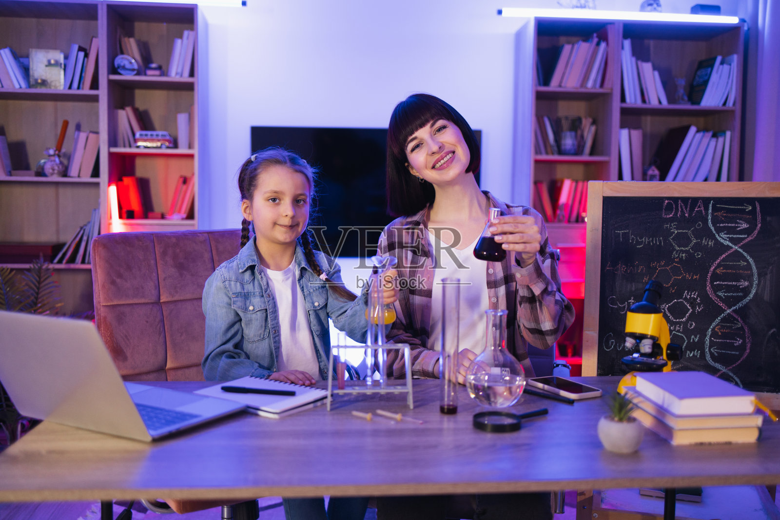 幸福两代家庭参与教育家庭活动。照片摄影图片