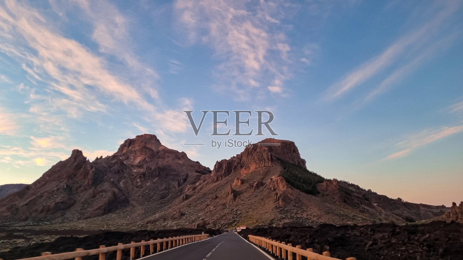 泰德—日出时通往泰德火山的风景秀丽的山路，泰德山国家公园，西班牙加那利群岛特内里费岛。照片摄影图片