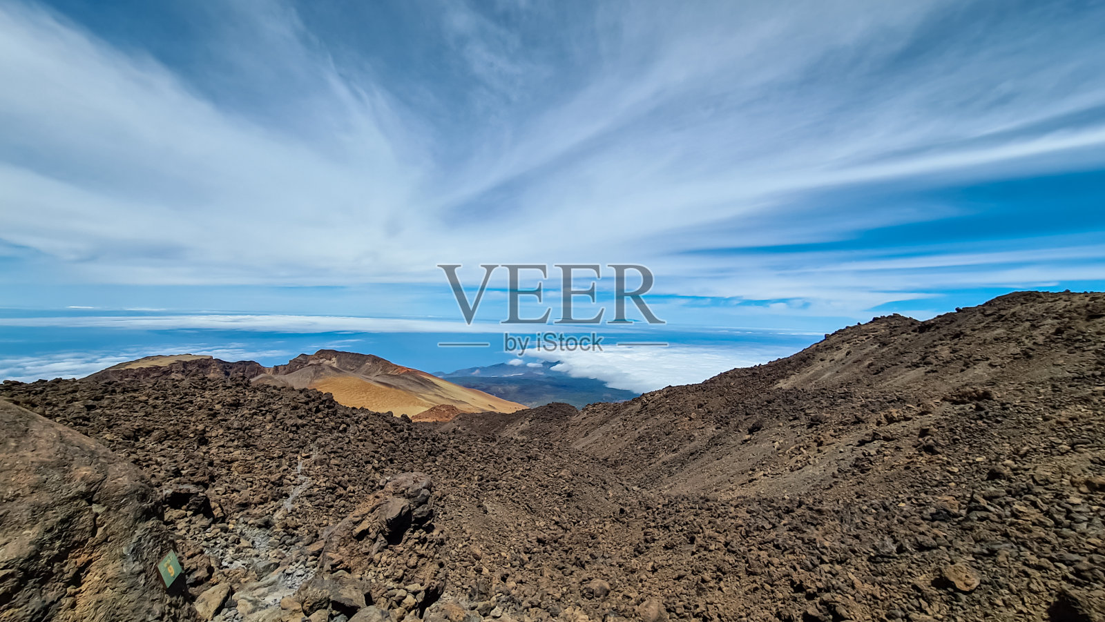 泰德-在火山沙漠地形上的徒步小径，通往西班牙特内里费岛的泰德峰。照片摄影图片