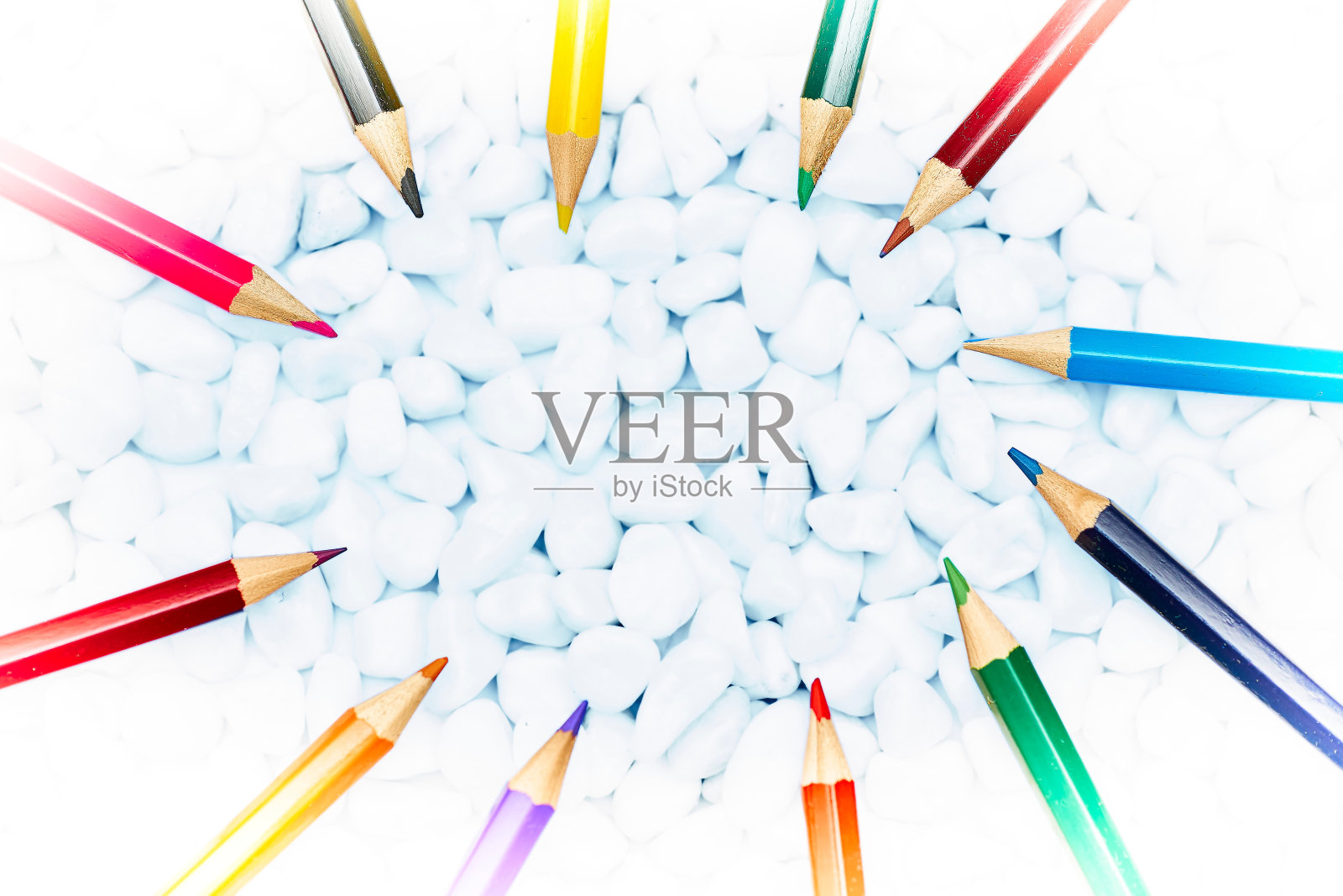 有灵感时在纸上画画用的彩色铅笔照片摄影图片