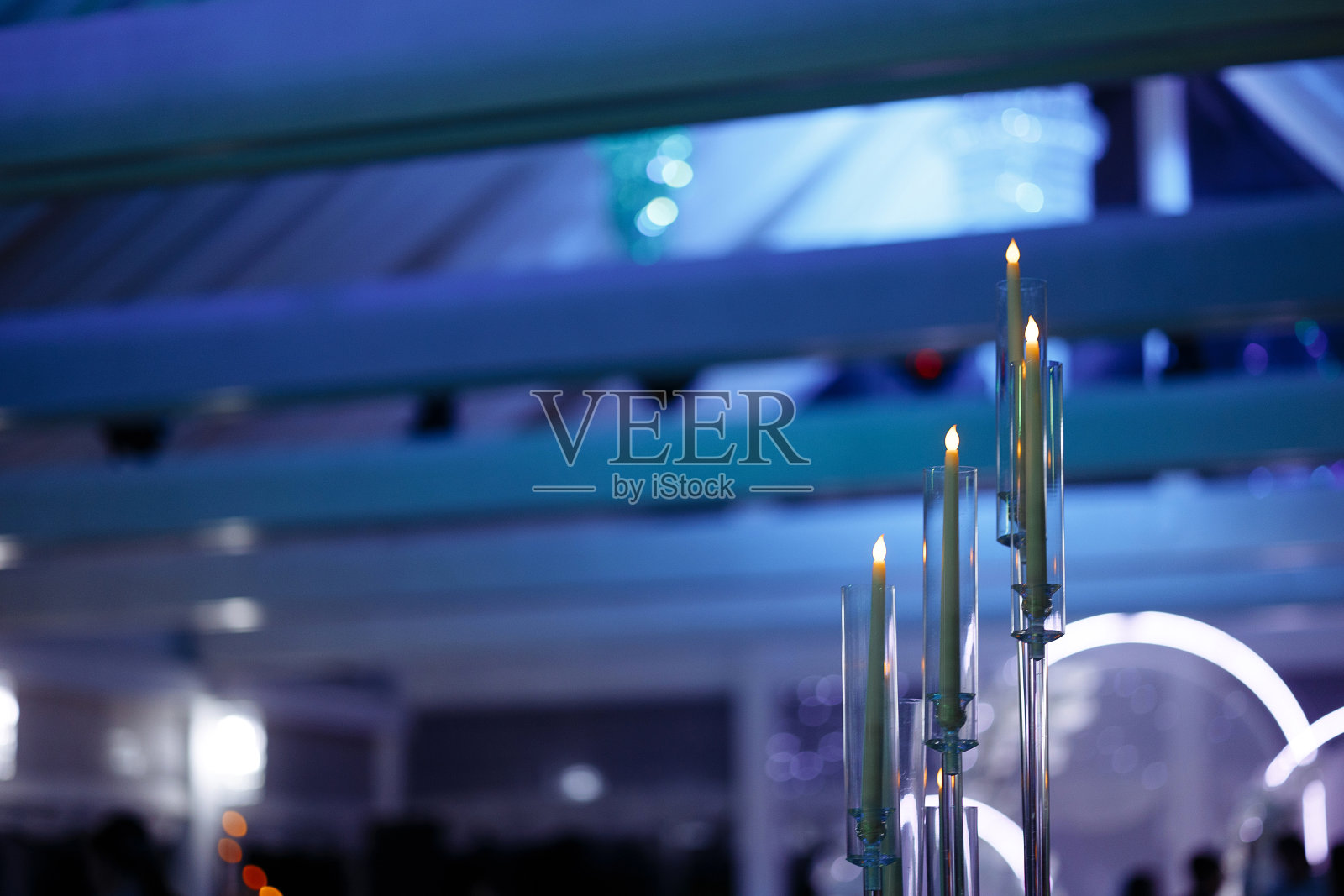 优雅的吊灯在垂天花板宴会厅。照片摄影图片