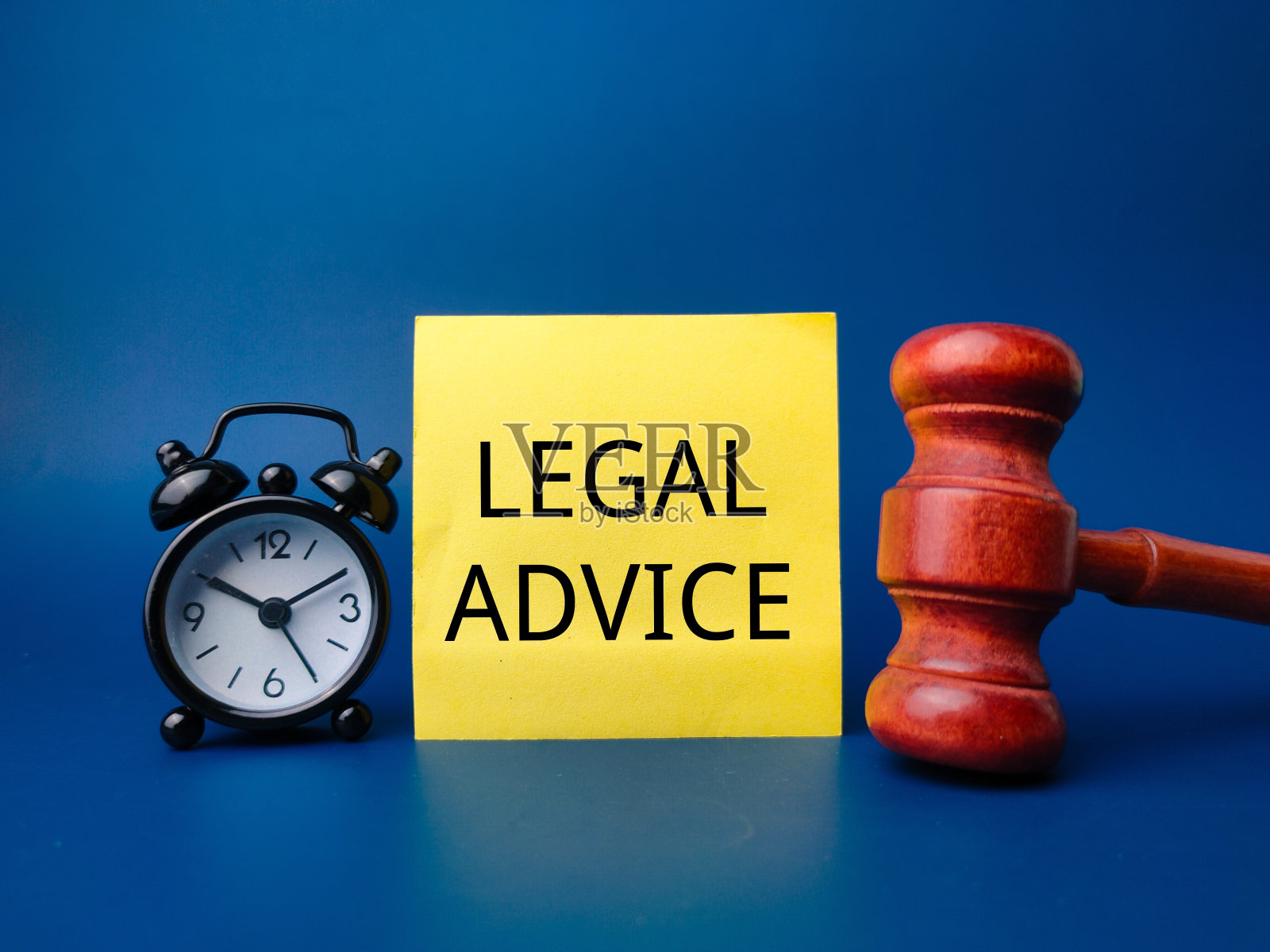 闹钟和带有“法律咨询”字样的木槌照片摄影图片