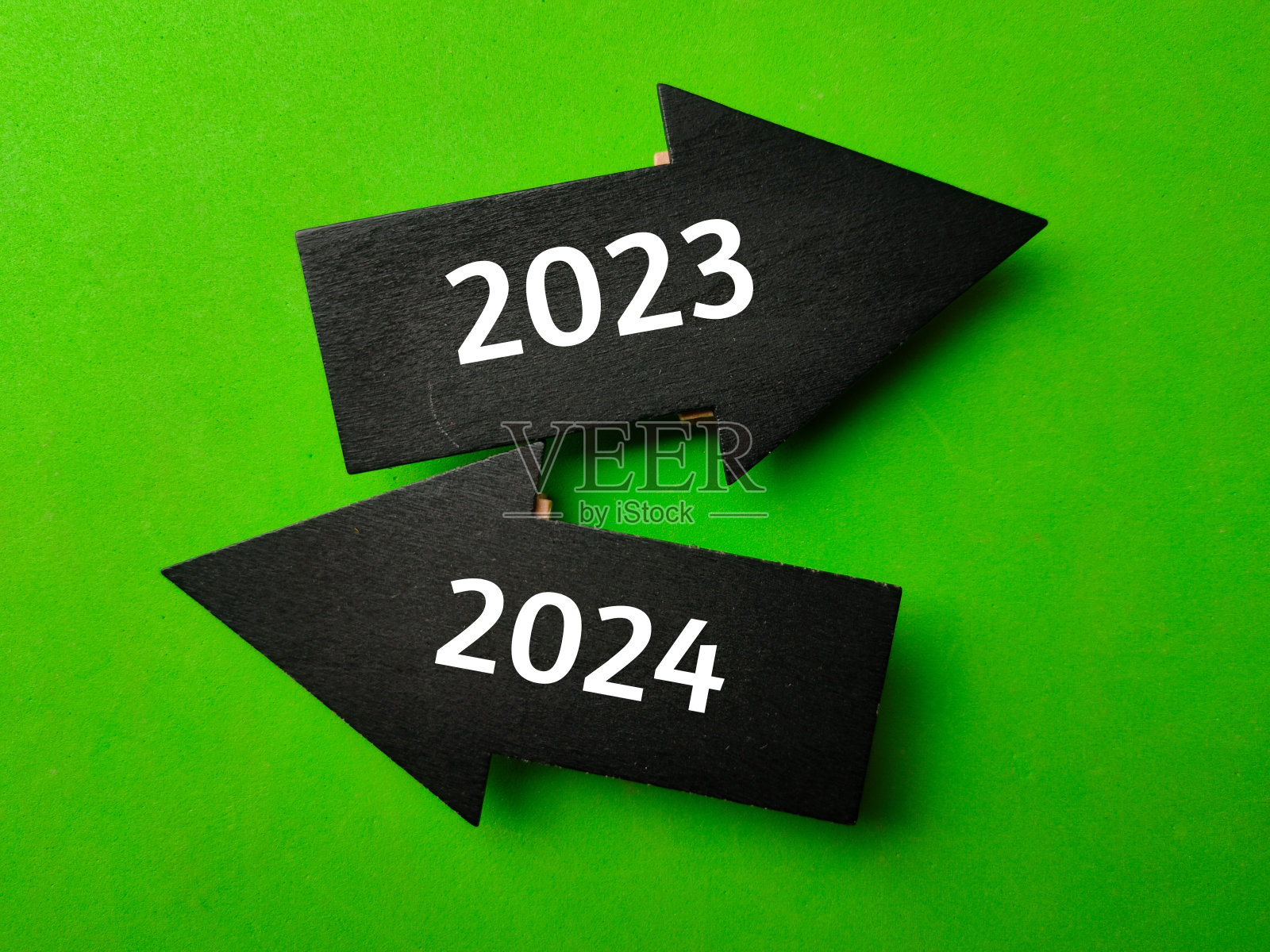 木制黑色箭头，编号2023和2024照片摄影图片
