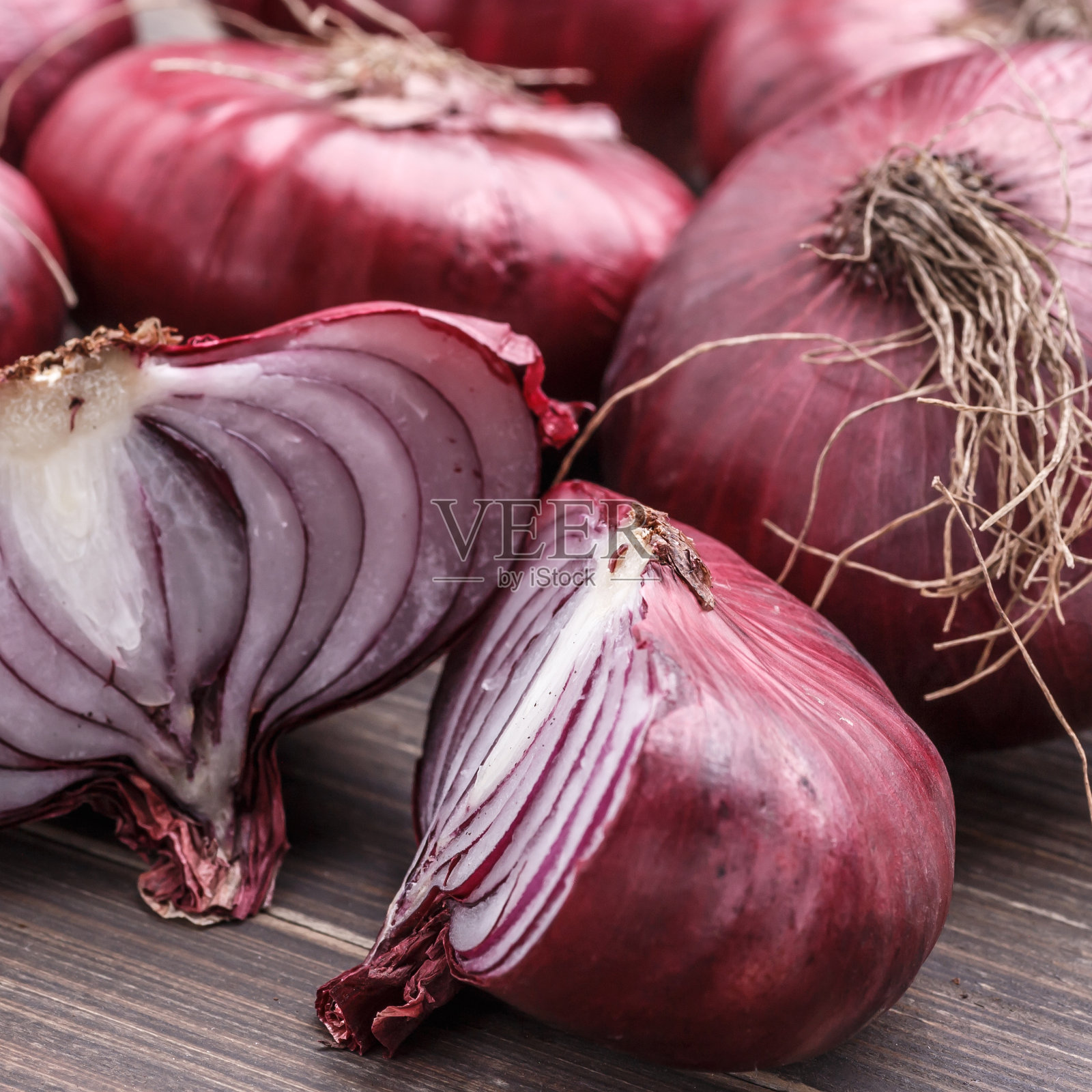 红洋葱在质朴的木头上照片摄影图片