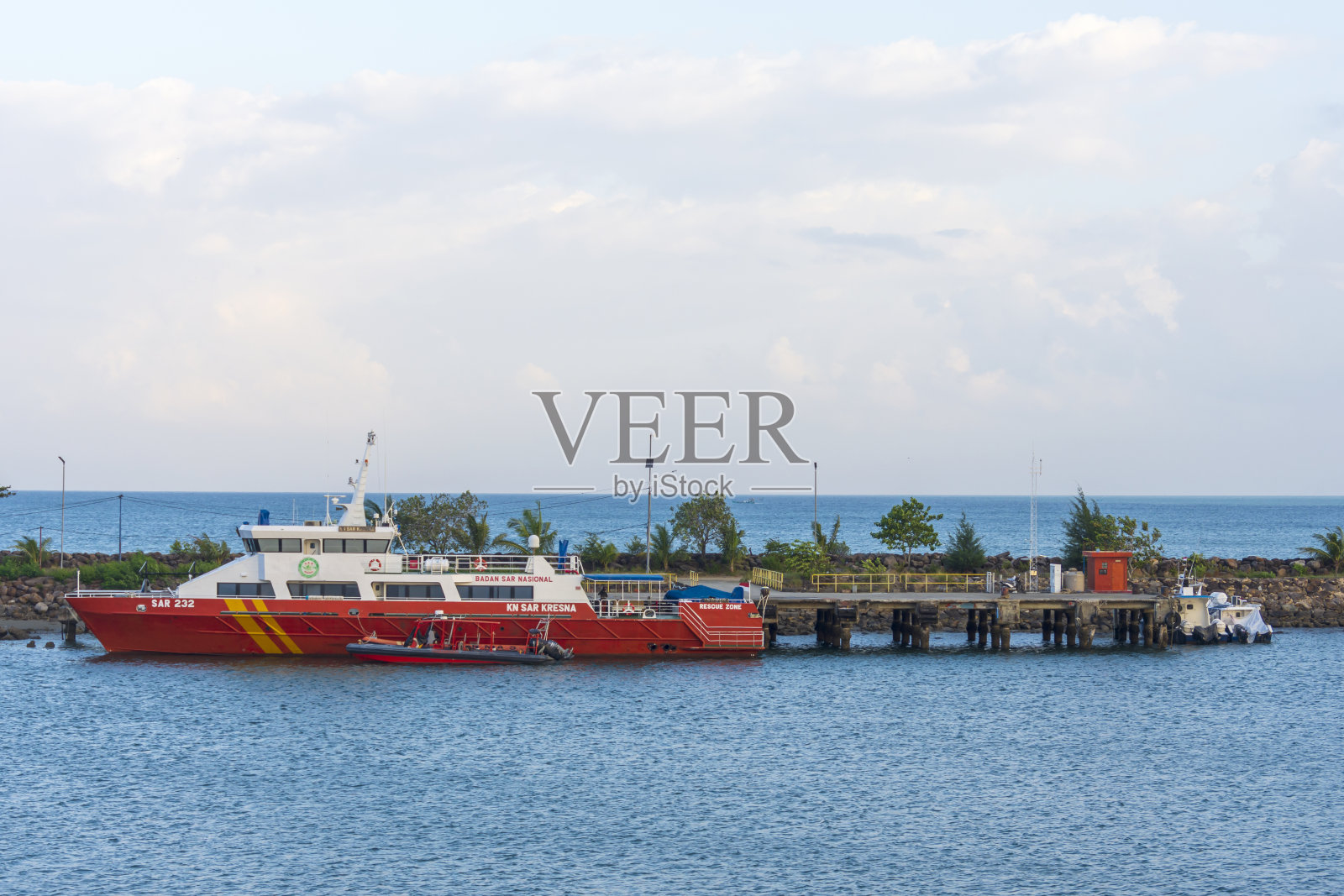 印度尼西亚班达亚齐乌雷卢埃港的搜救船随时待命照片摄影图片