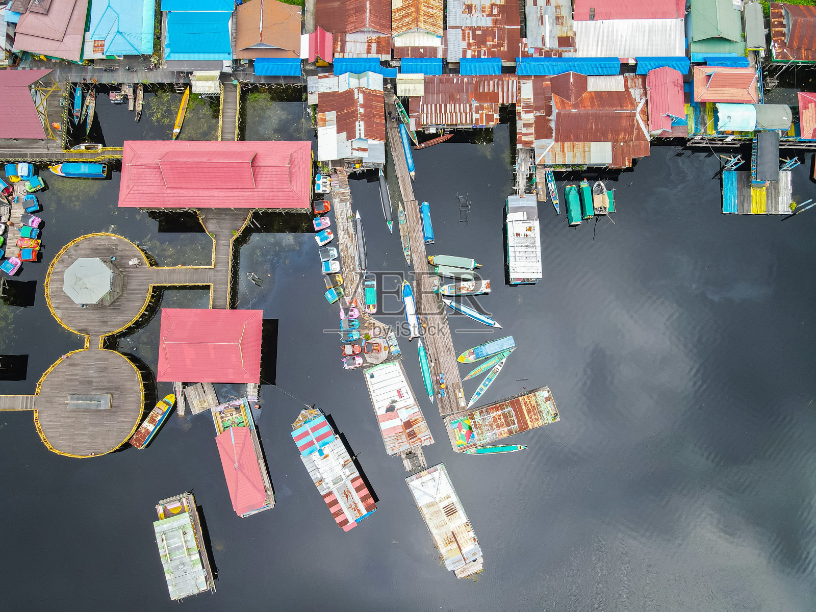 从空中看，观光船停在克楞本基莱码头。Kereng Bengkirai是印度尼西亚加里曼丹中部帕朗卡拉亚的Sebangau国家公园地区的一个旅游目的地。照片摄影图片