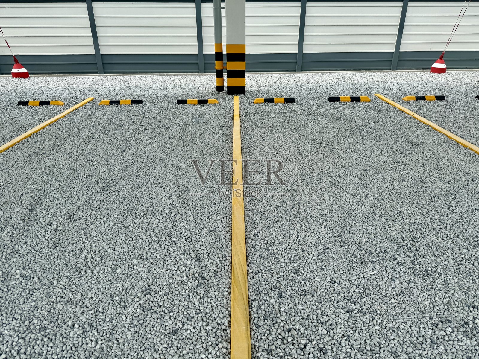 大型货车停放结构，水泥柱，黄黑线。照片摄影图片