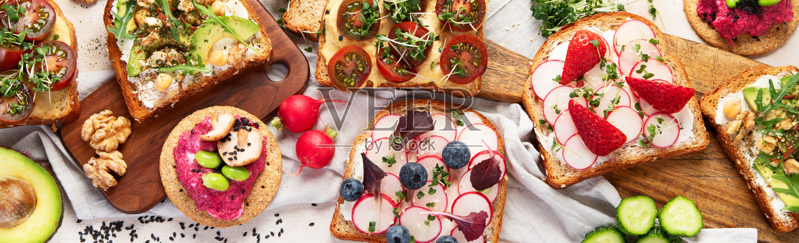 早餐有蔬菜。烤面包，番茄，黄瓜，萝卜，鳄梨。纯素健康食品概念照片摄影图片