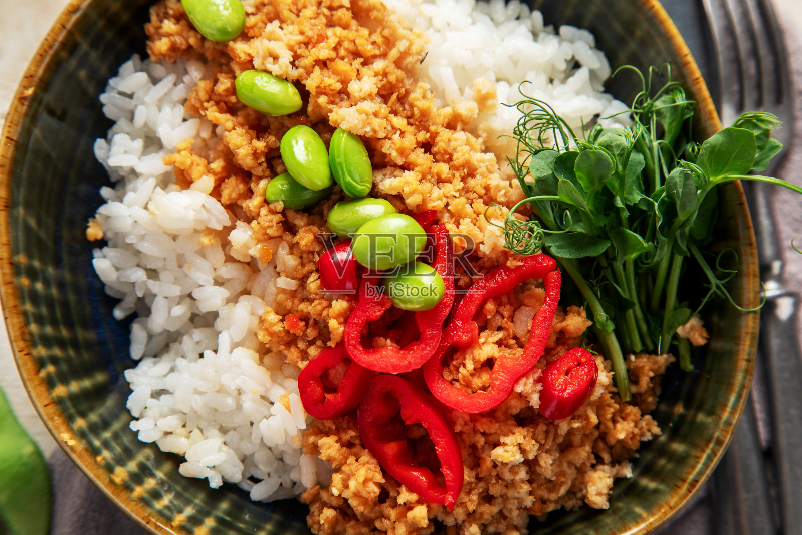素食食物。黄豆肉，白米饭，豆类，红辣椒在浅色木制背景照片摄影图片