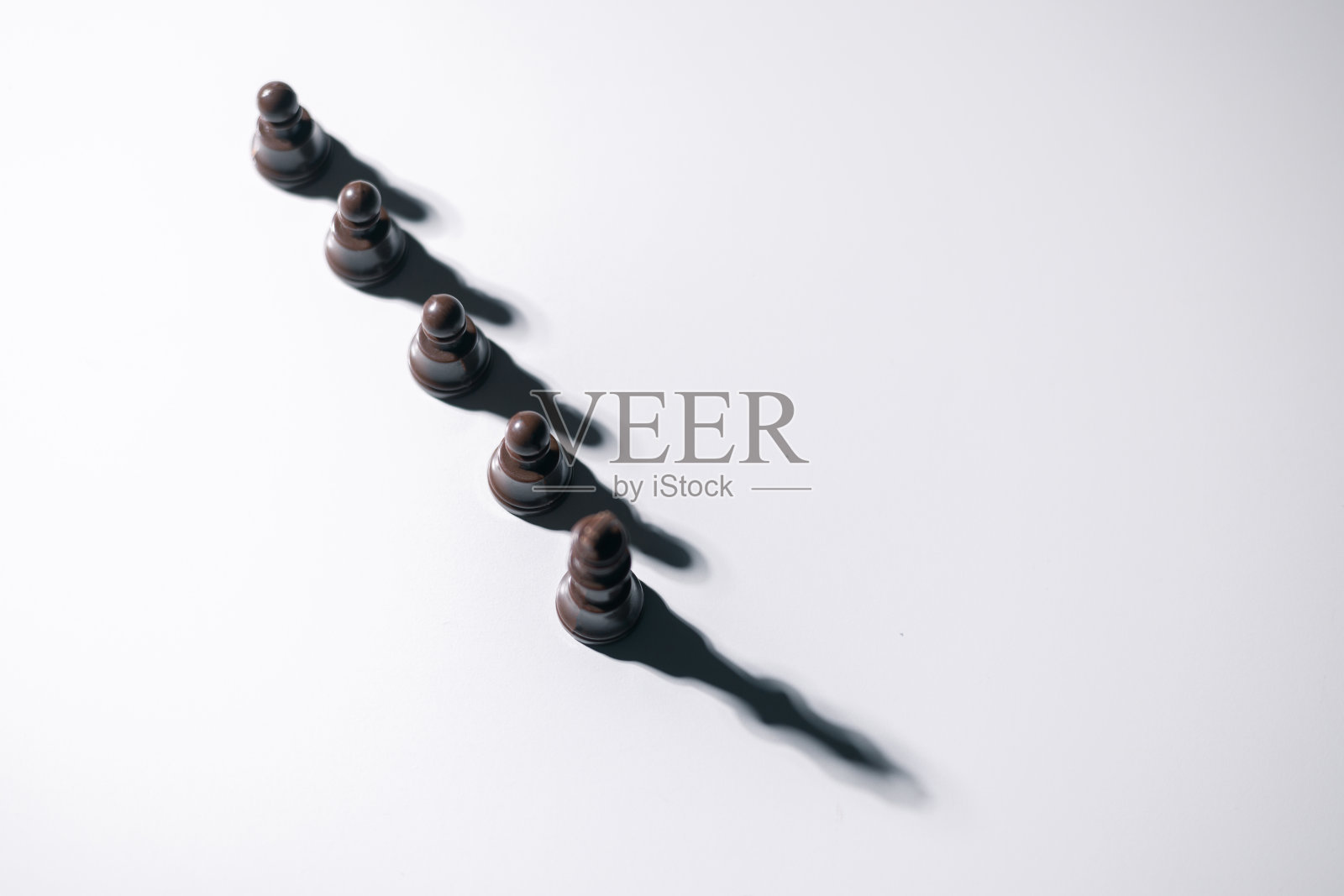 商业领导能力，团队合作能力和信心观念。领导团队的业务领导，成功的竞赛获胜者和有影响力的领导者。展示自己的影响力和能力。照片摄影图片