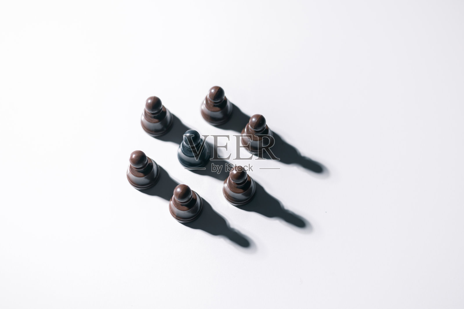 商业领导能力，团队合作能力和信心观念。领导团队的业务领导，成功的竞赛获胜者和有影响力的领导者。展示自己的影响力和能力。照片摄影图片