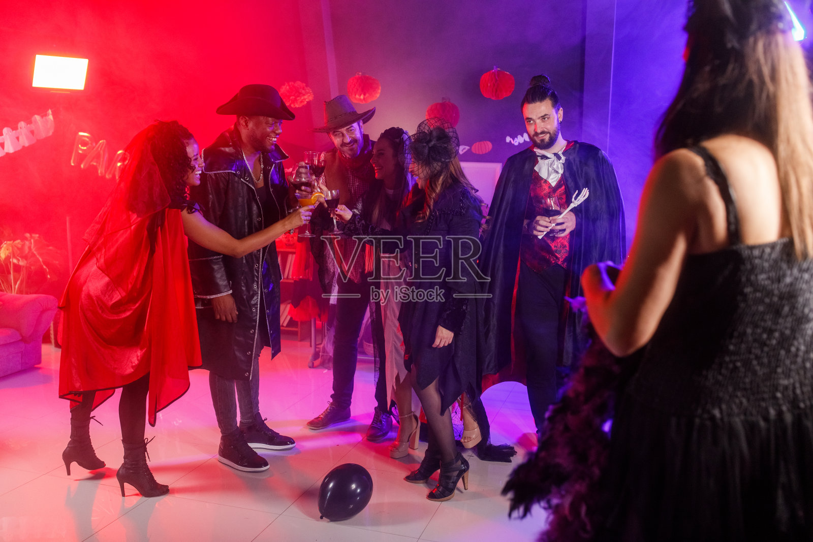 一群快乐的朋友在一个有趣的万圣节派对上跳舞照片摄影图片