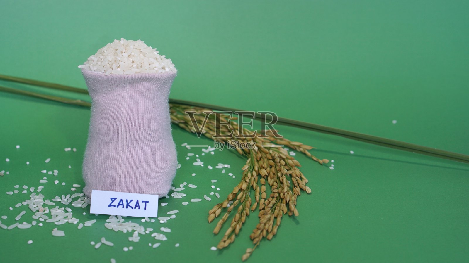 水稻和稻谷为天课，伊斯兰教的天课概念。穆斯林帮助穷人和有需要的人。农业产品、收入和斋戒的概念拍摄。照片摄影图片