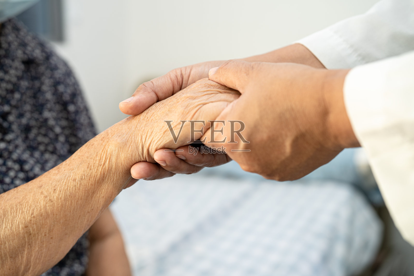 医生用听诊器对躺在医院病床上的病人进行检查，健康的医学观念很强。照片摄影图片