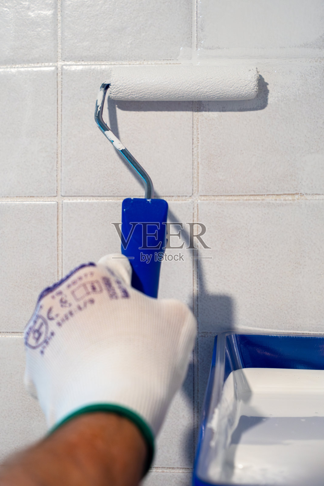 瓷砖上滚筒喷漆的近景照片摄影图片