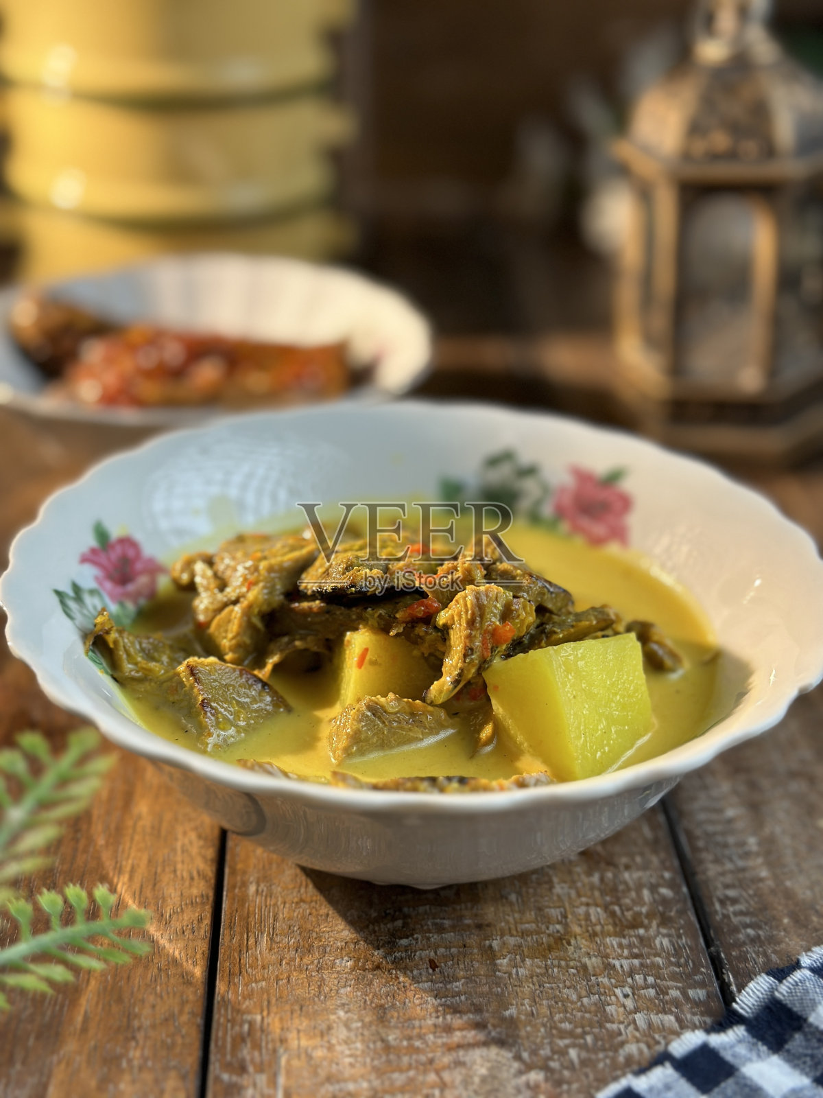 传统的自制“daaging Salai Masak Lemak chili Api”或熏牛肉，以辣椒、姜黄肉汁和椰奶为主要原料。爱吃辣的人的绝佳选择。照片摄影图片