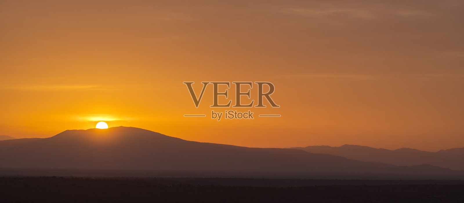 山间五彩日出全景照片摄影图片