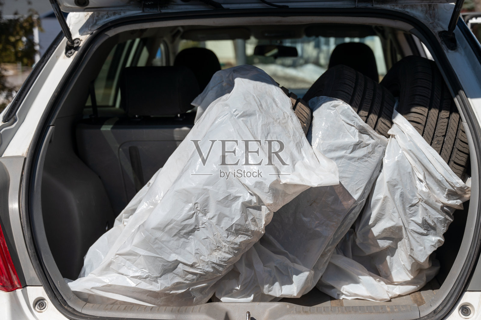 汽车后备箱的轮胎照片摄影图片