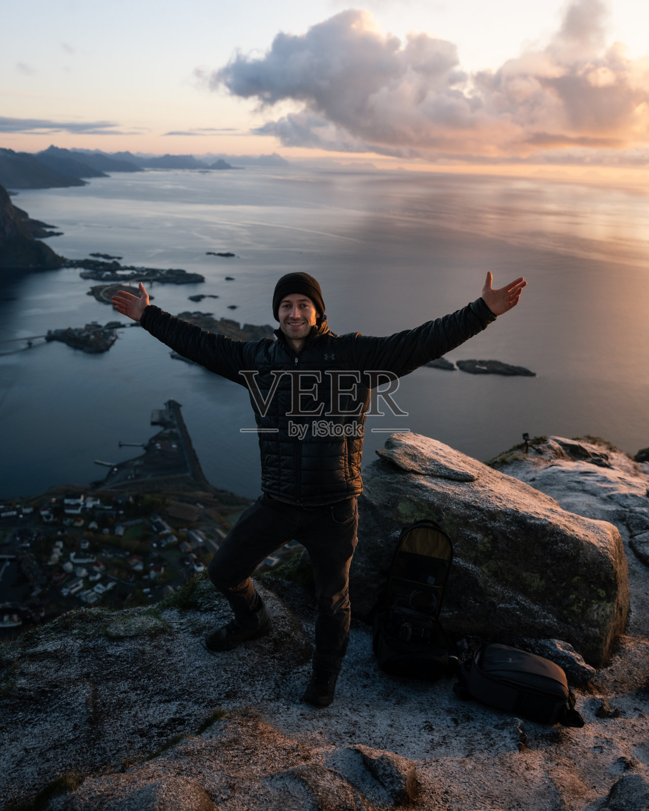 一名男子站在挪威罗弗敦的Reinebringen山顶徒步旅行照片摄影图片