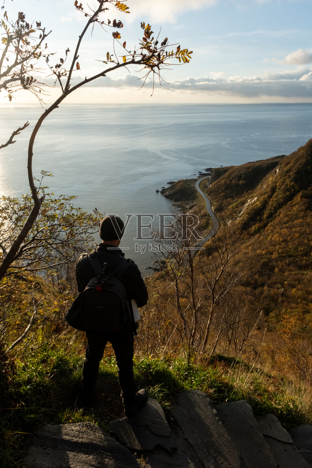 一名男子从挪威罗弗敦的Reinebringen山徒步旅行下来照片摄影图片