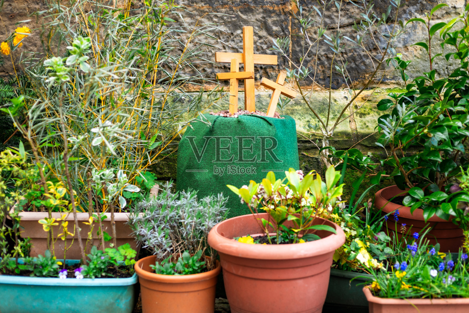 复活节花园和教堂外的木制十字架照片摄影图片