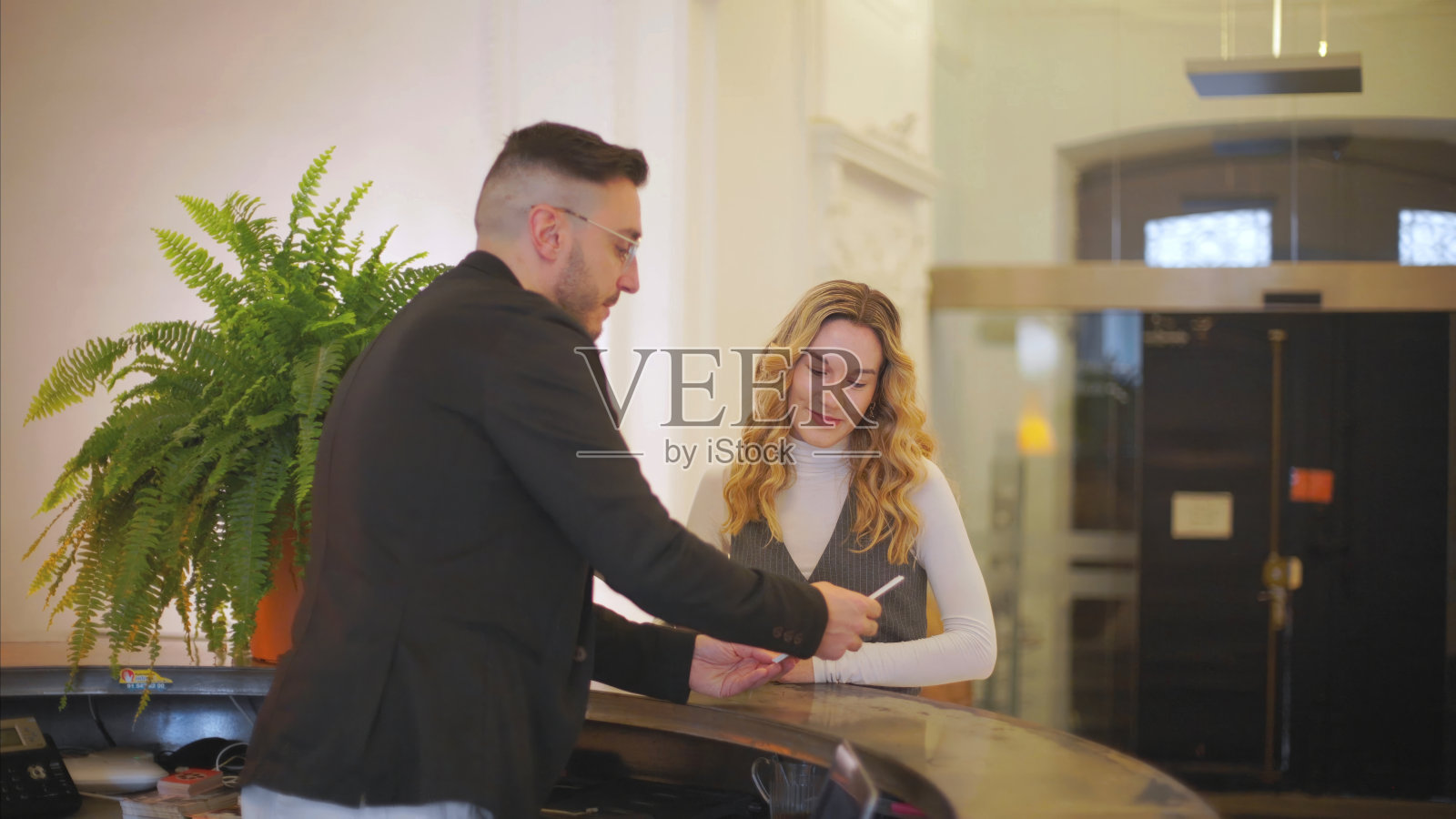 在现代办公环境的接待处进行友好的互动照片摄影图片