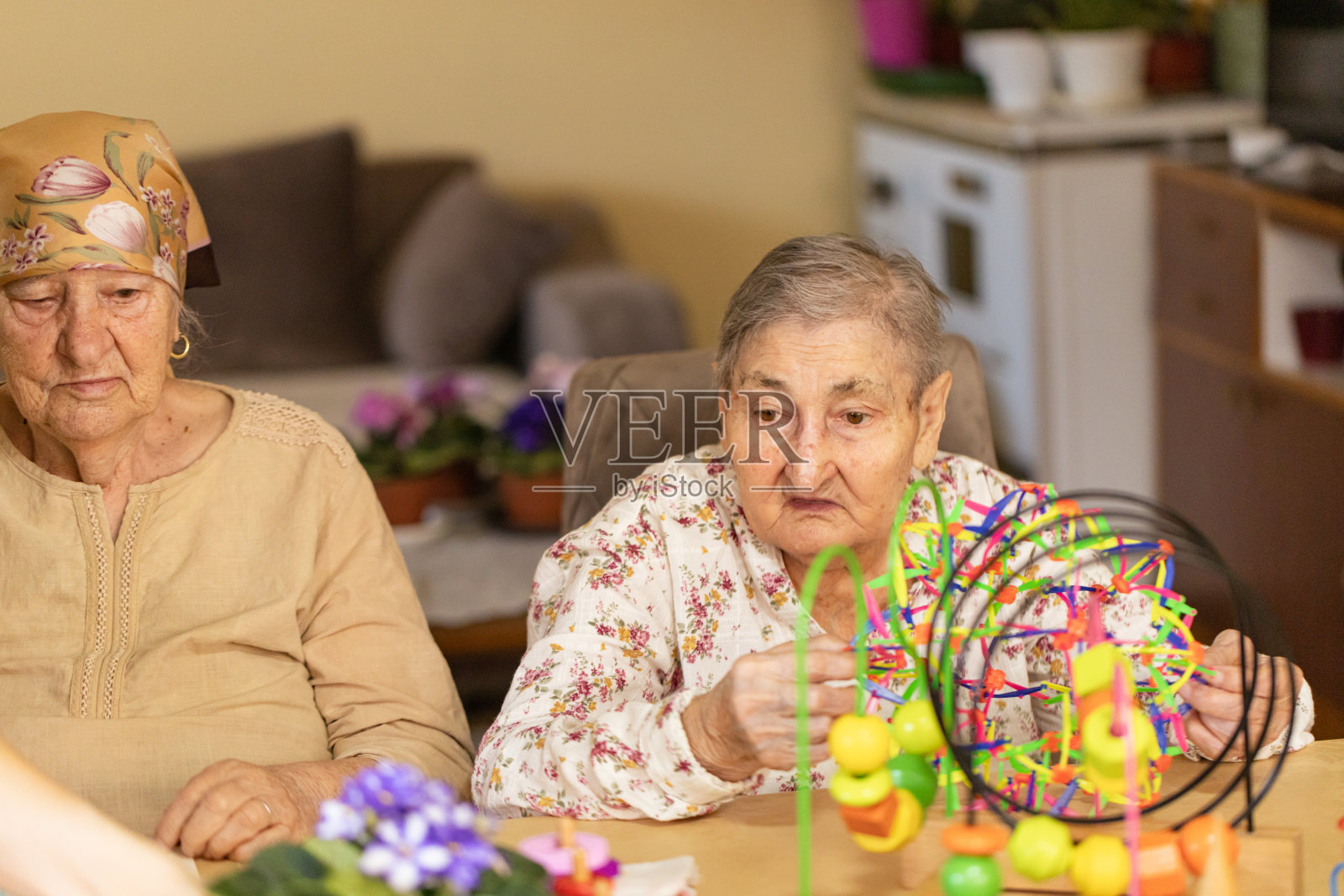 有活力玩具的老年人照片摄影图片