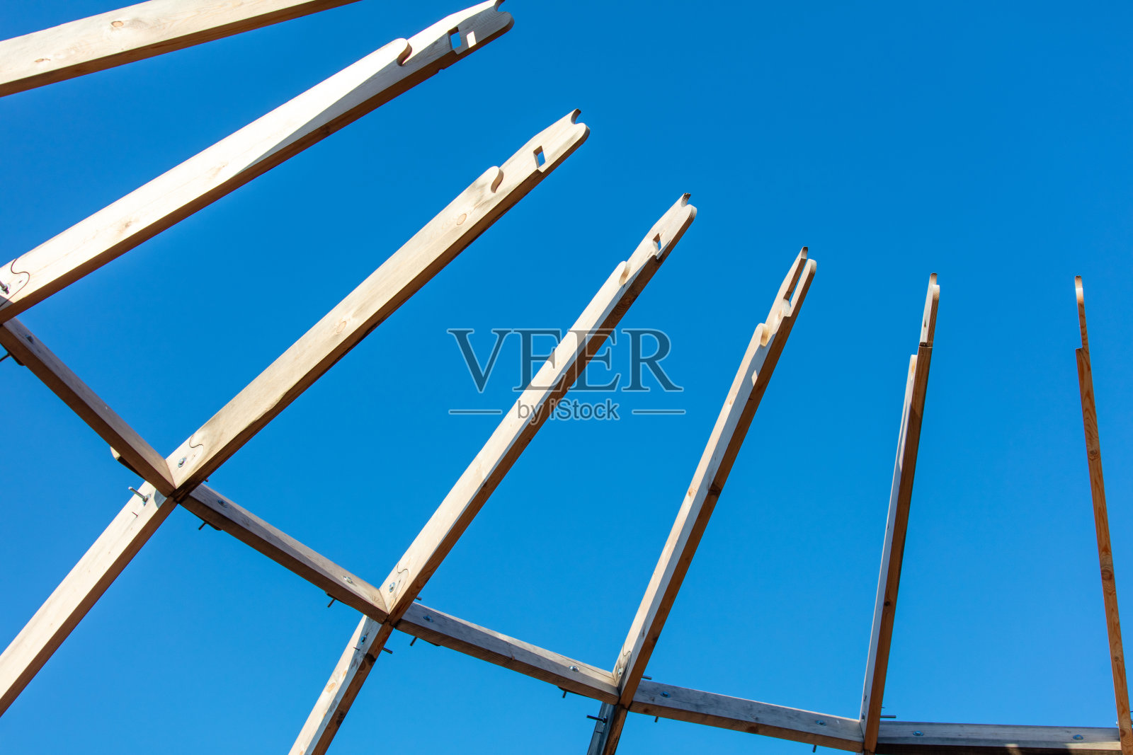 圆顶帐篷的木质屋顶衬着蓝天照片摄影图片