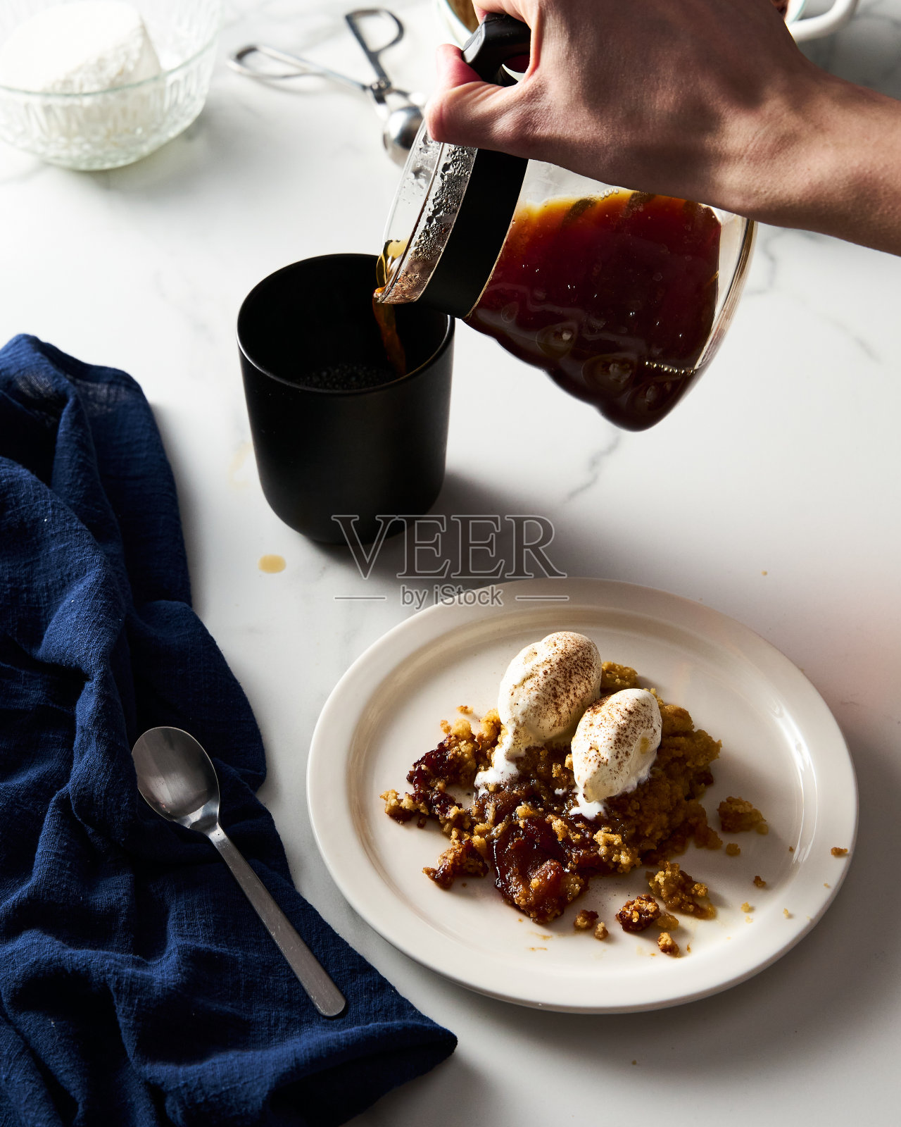 苹果酥派配香草冰淇淋勺，由焦糖苹果和香料制成。高调的照片，白色大理石背景。早餐概念食物照片照片摄影图片