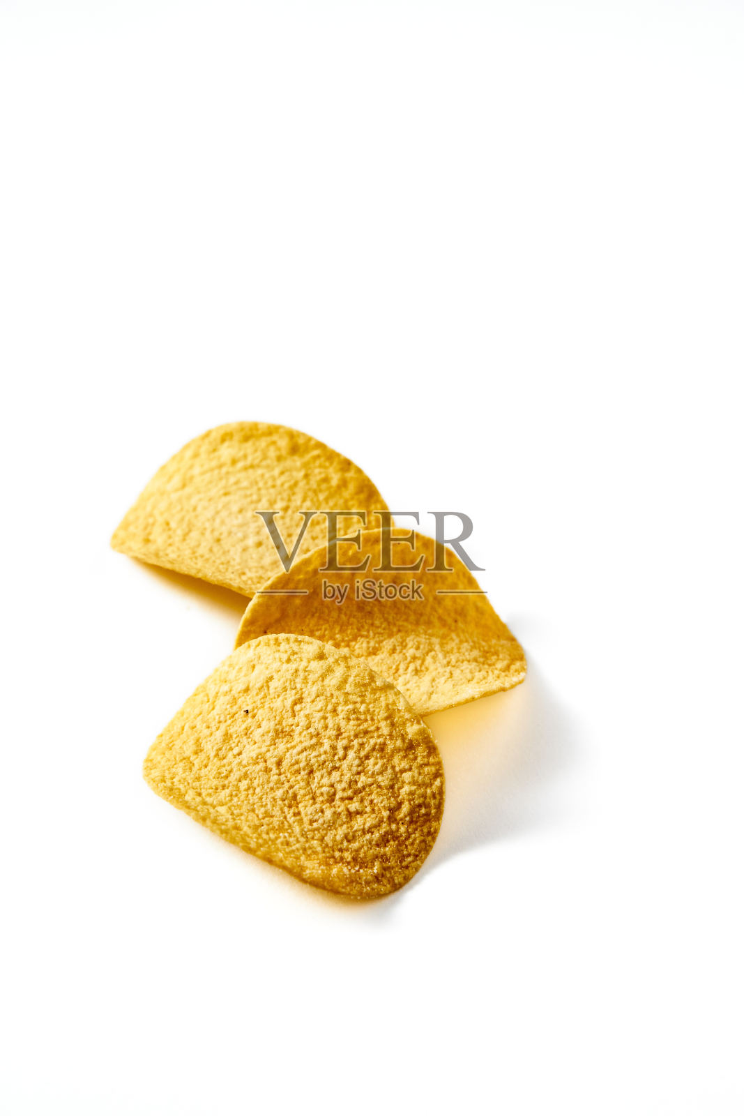 金黄色的脆皮薯片孤立在白色的背景上。极简的食物照片。照片摄影图片